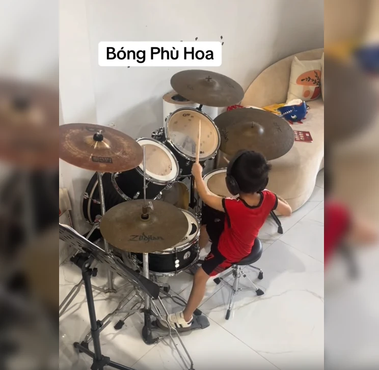 Cậu bé đánh trống trên nền Bóng Phù Hoa gây sốt, Phương Mỹ Chi phản ứng sốc - Hình 1