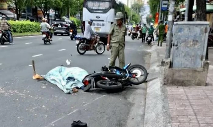 TP.HCM: Người đàn ông đi sát lề đường vẫn va chạm xe khách, qua đời ngay tại chỗ - Hình 2