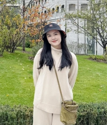 Vợ Duy Mạnh khiến anti cứng họng, với màn quay xe visual gây bão mạng! - Hình 5