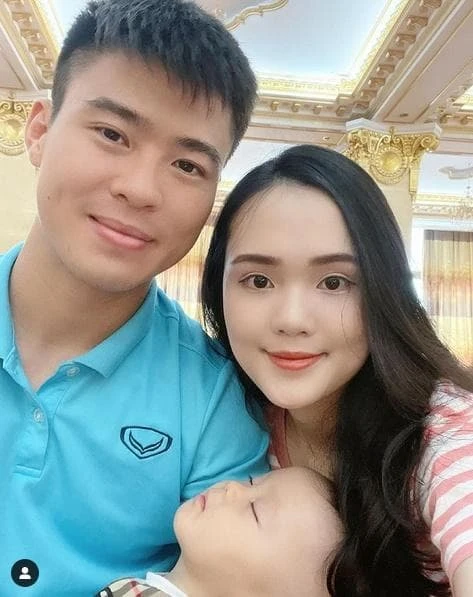 Vợ Duy Mạnh khiến anti cứng họng, với màn quay xe visual gây bão mạng! - Hình 2