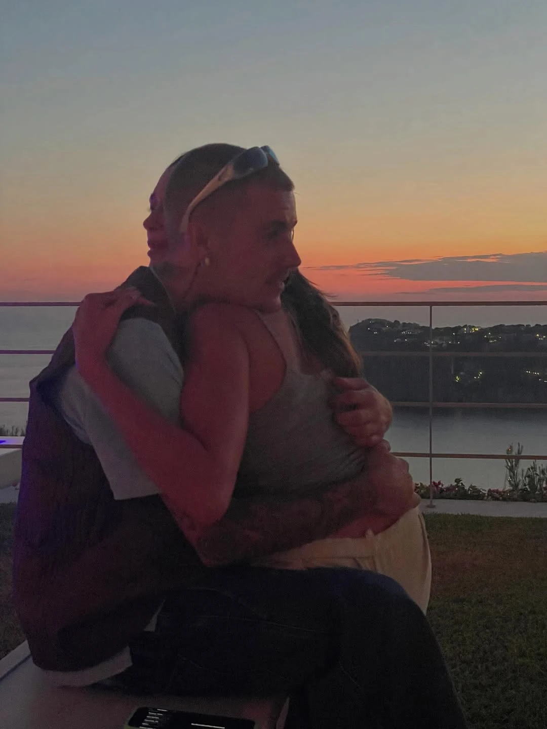 4 bức ảnh Justin Bieber ôm ấp 1 người phụ nữ khiến netizen hoang mang tột độ - Hình 2