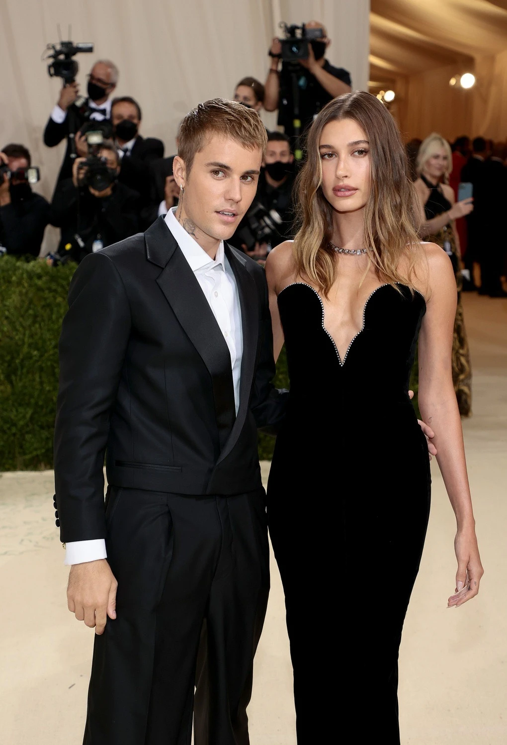 4 bức ảnh Justin Bieber ôm ấp 1 người phụ nữ khiến netizen hoang mang tột độ - Hình 5