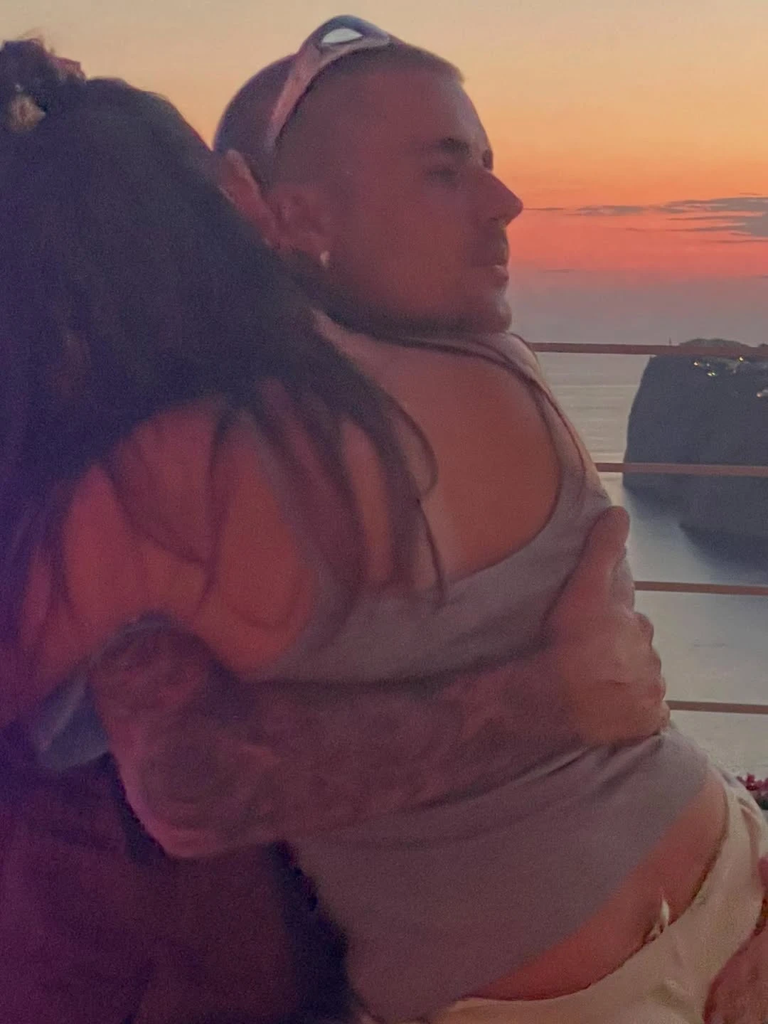 4 bức ảnh Justin Bieber ôm ấp 1 người phụ nữ khiến netizen hoang mang tột độ - Hình 4