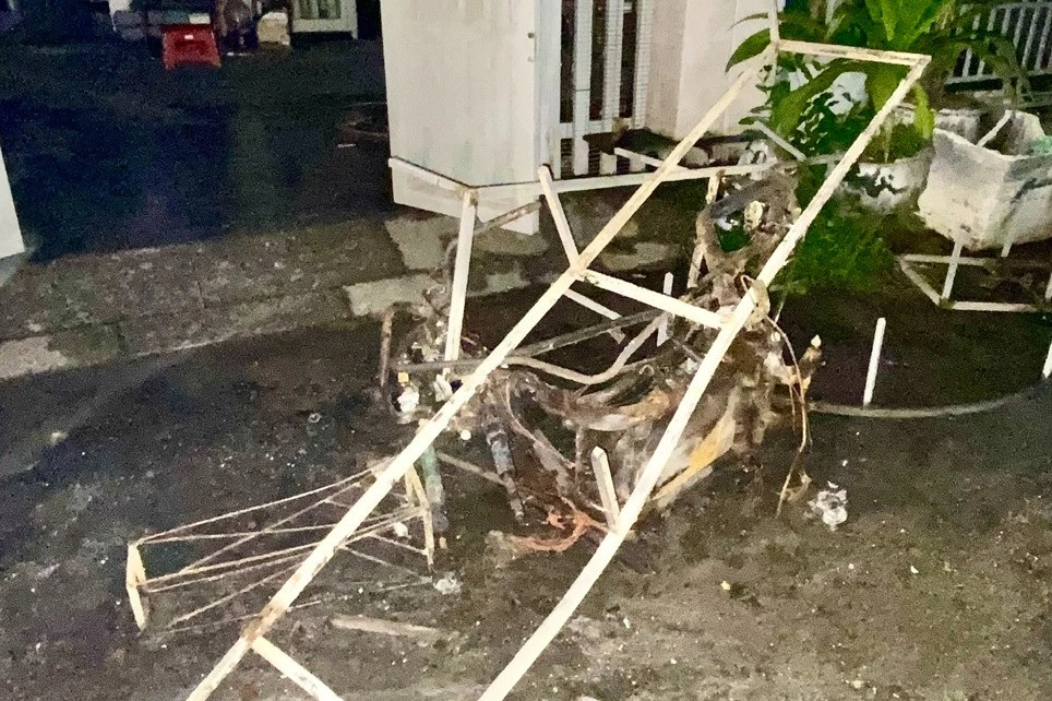 Bên trong hiện trường vụ cháy 8 người tử vong: Ô tô trơ khung, cửa sắt biến dạng - Hình 7