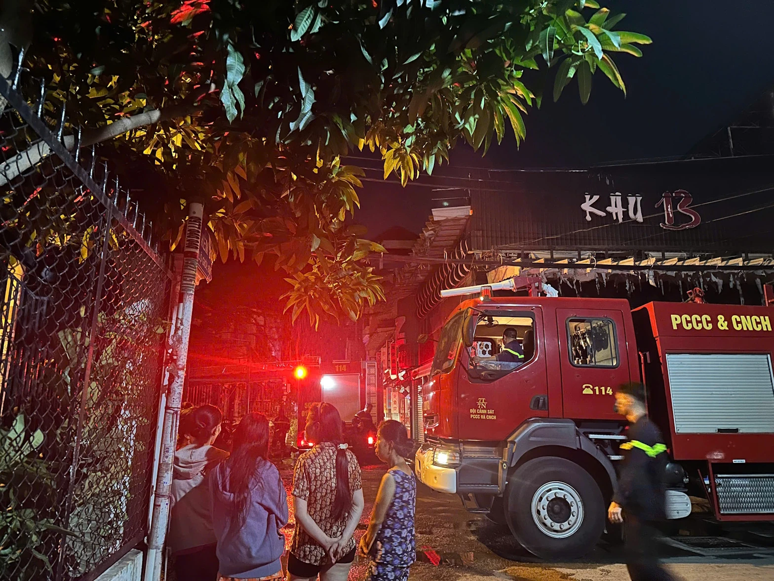 Bên trong hiện trường vụ cháy 8 người tử vong: Ô tô trơ khung, cửa sắt biến dạng - Hình 4