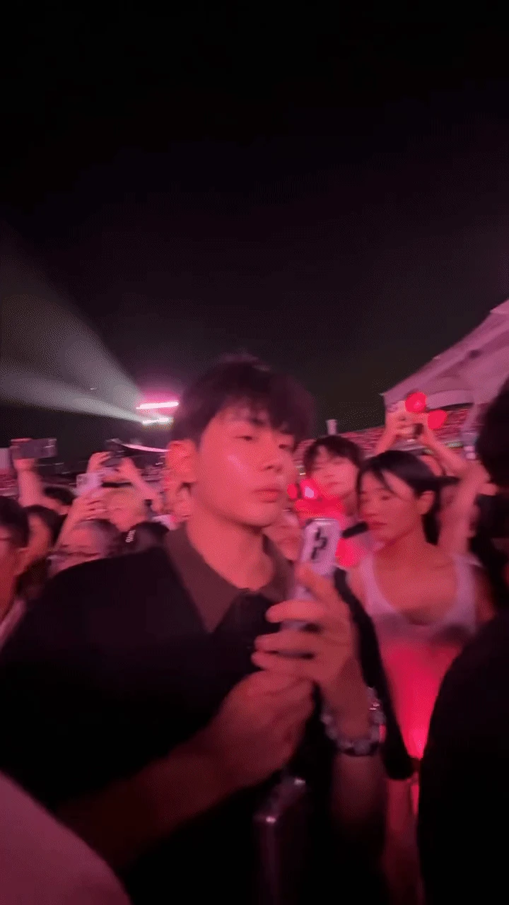 Cảnh tượng xấu xí trong concert BLACKPINK: Khán giả chen lấn hỗn loạn, hắt nước bẩn để trả thù - Hình 2