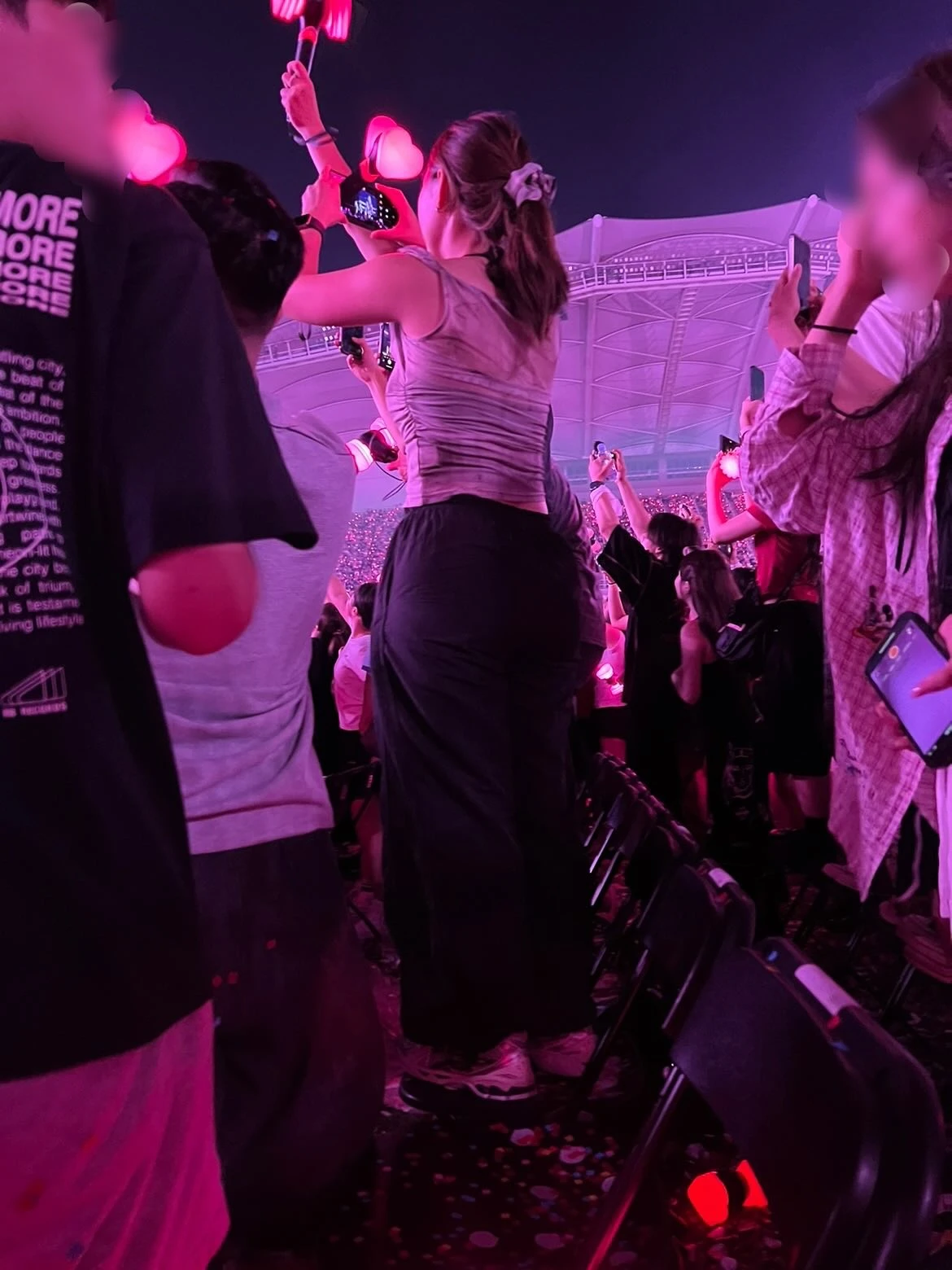 Cảnh tượng xấu xí trong concert BLACKPINK: Khán giả chen lấn hỗn loạn, hắt nước bẩn để trả thù - Hình 4
