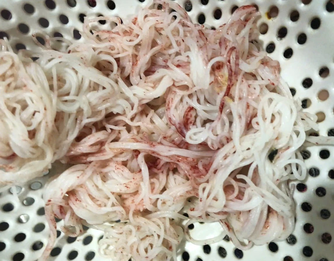 Hộ dân lo lắng khi bún mua từ hàng quen chuyển thành màu đỏ - Hình 1