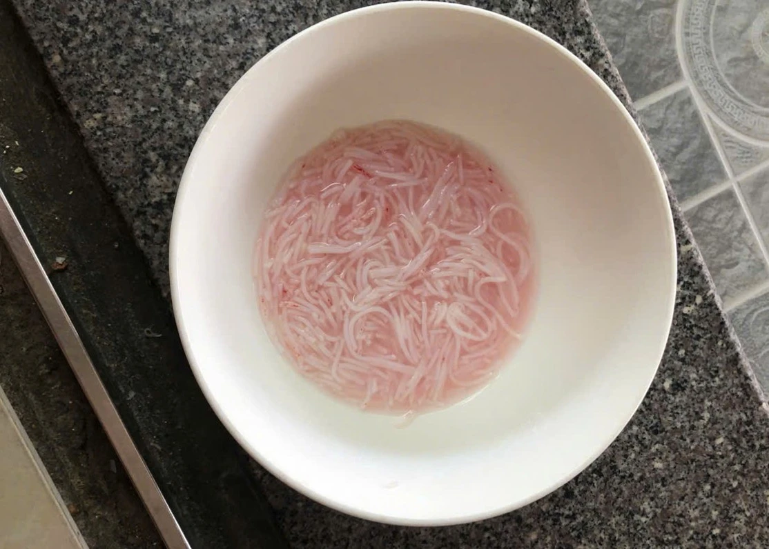 Hộ dân lo lắng khi bún mua từ hàng quen chuyển thành màu đỏ - Hình 2