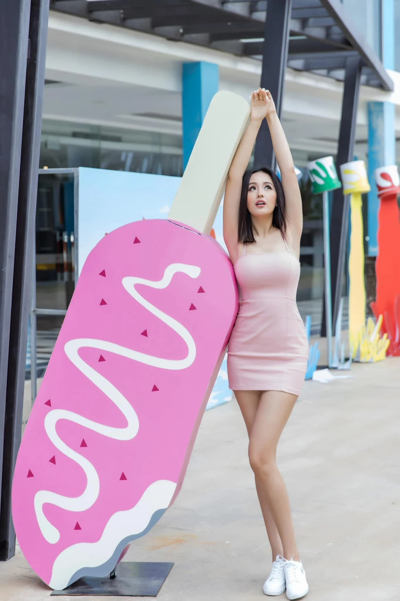 Mai Phương Thúy tạo dáng sexy, Bảo Thanh mặc trang phục công an - Hình 1
