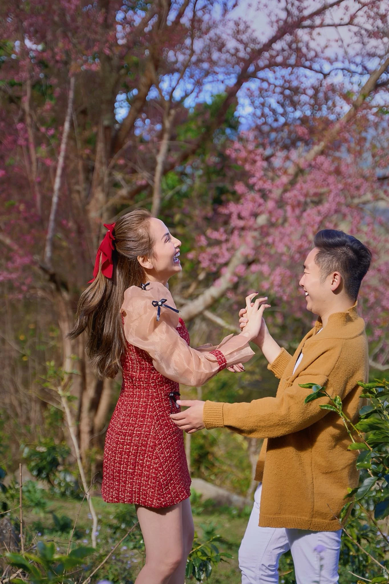Mai Phương Thúy tạo dáng sexy, Bảo Thanh mặc trang phục công an - Hình 6