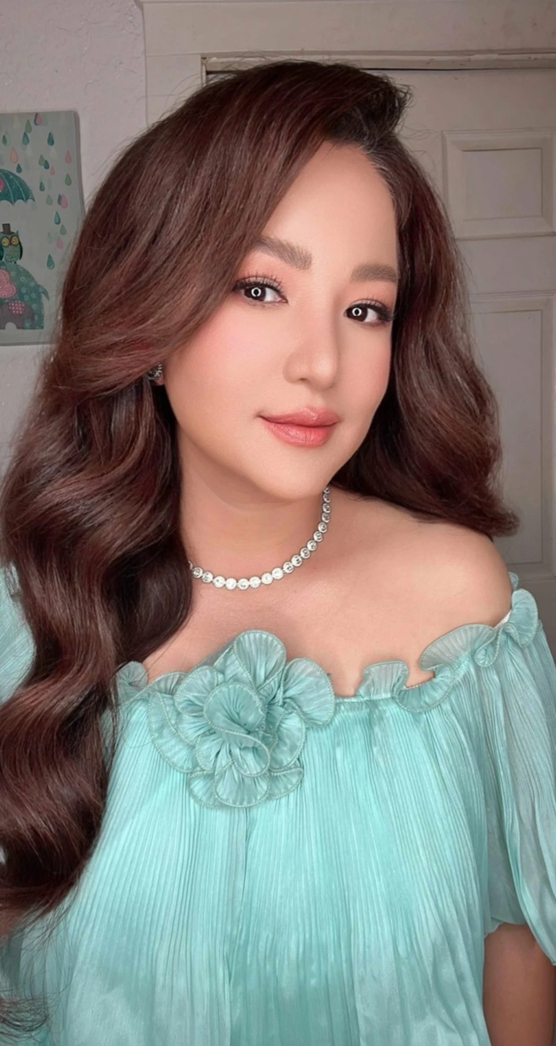 Mai Phương Thúy tạo dáng sexy, Bảo Thanh mặc trang phục công an - Hình 9