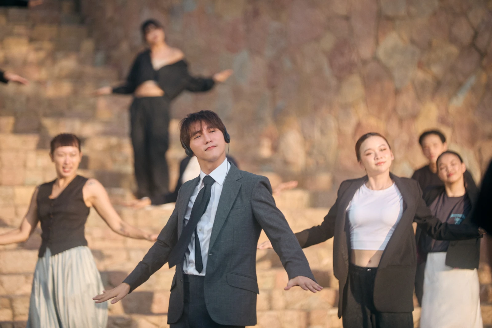 Sơn Tùng ẩn ý nhắc Thiều Bảo Trâm sau drama Hải Tú, kịch bản tổng tài cưa vợ cũ? - Hình 8