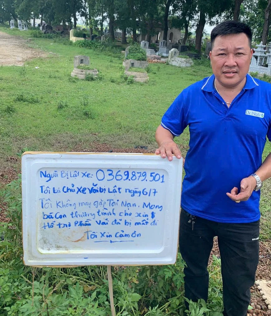 Tài xế chất vải ven đường để sửa xe bị lật, người dân tưởng hàng bỏ thi nhau lấy - Hình 5