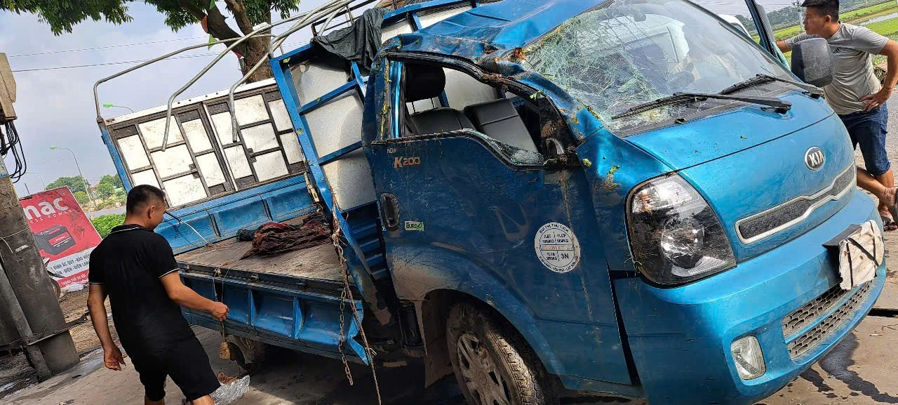 Tài xế chất vải ven đường để sửa xe bị lật, người dân tưởng hàng bỏ thi nhau lấy - Hình 2