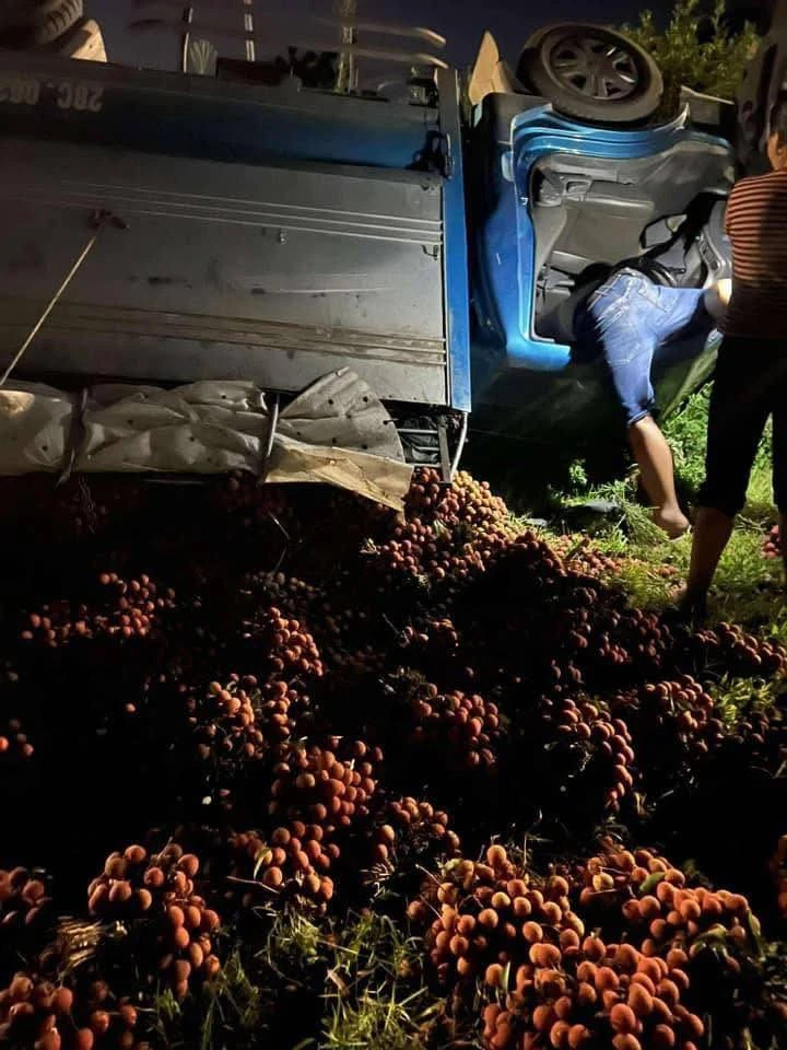Tài xế chất vải ven đường để sửa xe bị lật, người dân tưởng hàng bỏ thi nhau lấy - Hình 3