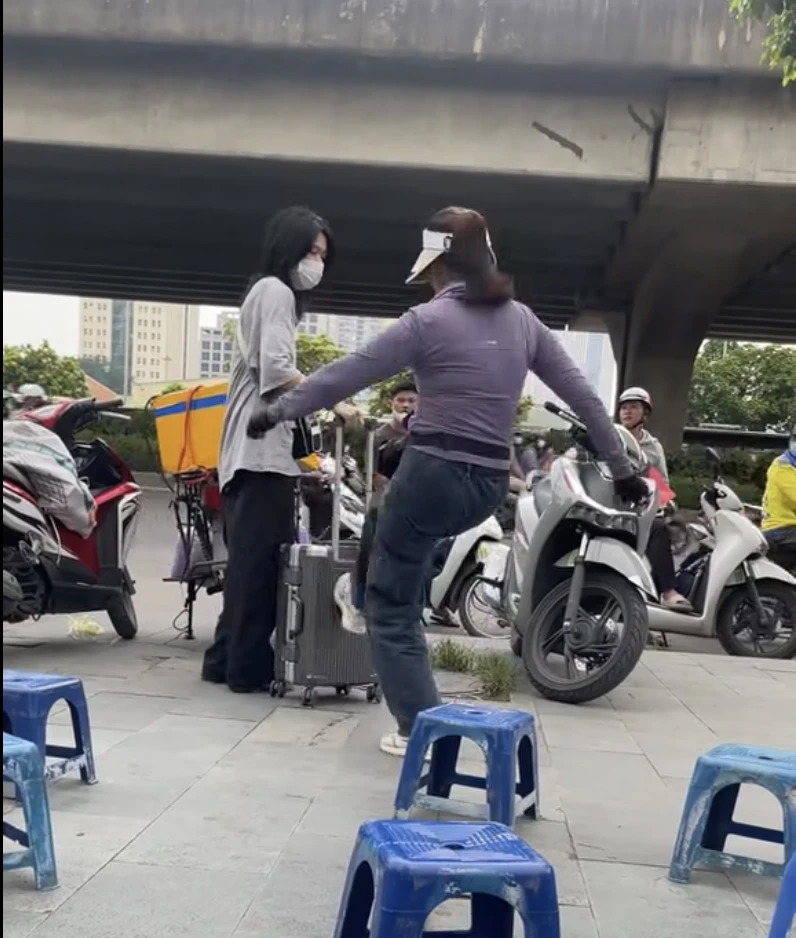 Thông tin mới nhất vụ cô gái đứng trên vỉa hè bị người phụ nữ bán nước xua đuổi ở Hà Nội - Hình 1