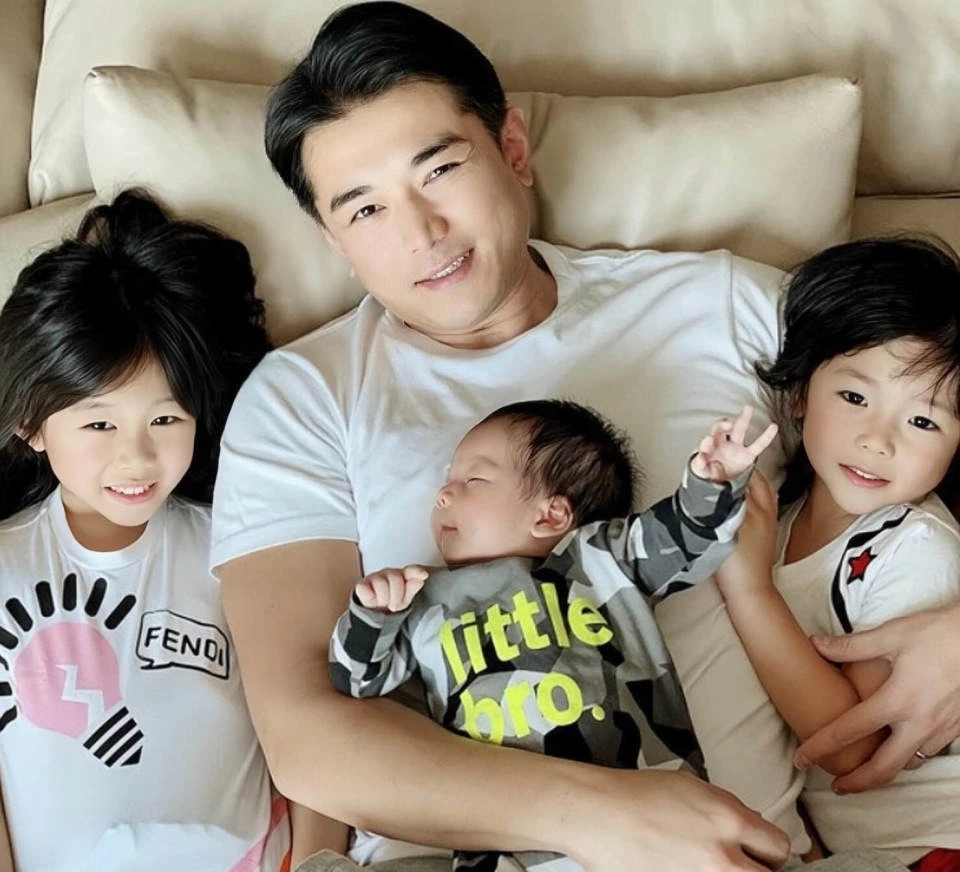 Từng làm khuynh đảo màn ảnh, nam diễn viên giờ sống sót bằng nghề... livestream bán thịt bò - Hình 4