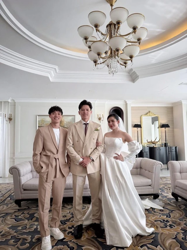 Văn Toàn được cầu hôn trong đám cưới trung vệ ĐT Việt Nam, dàn WAGs Kỳ Hân, Trần Bích Hạnh đọ sắc khét lẹt - Hình 1