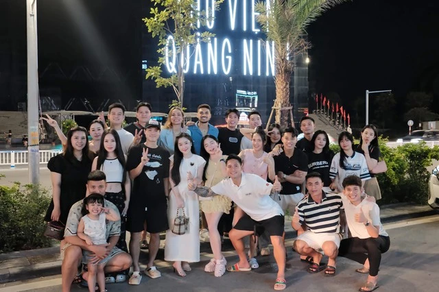Văn Toàn được cầu hôn trong đám cưới trung vệ ĐT Việt Nam, dàn WAGs Kỳ Hân, Trần Bích Hạnh đọ sắc khét lẹt - Hình 8