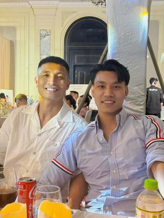 Văn Toàn được cầu hôn trong đám cưới trung vệ ĐT Việt Nam, dàn WAGs Kỳ Hân, Trần Bích Hạnh đọ sắc khét lẹt - Hình 7