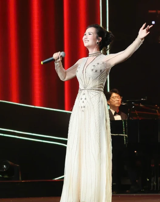 Võ Hạ Trâm gặp sự cố khó đỡ khi hát live, cách cô xử lý gây chấn động! - Hình 5