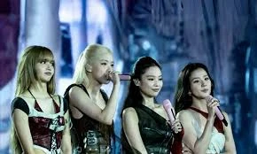 BLACKPINK vướng tranh cãi lớn tại Hàn Quốc: Vé đắt nhưng không thấy nổi sân khấu - Hình 7