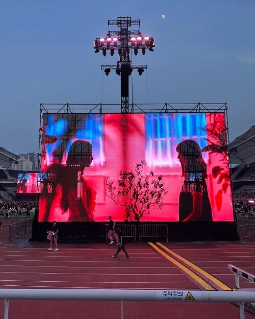 BLACKPINK vướng tranh cãi lớn tại Hàn Quốc: Vé đắt nhưng không thấy nổi sân khấu - Hình 5