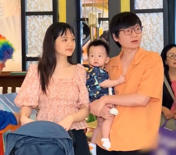 Gia Kỳ Suri Gia Đình Phép Thuật ẵm con đi tiệc Hoà Hiệp, tưởng anh em - Hình 2