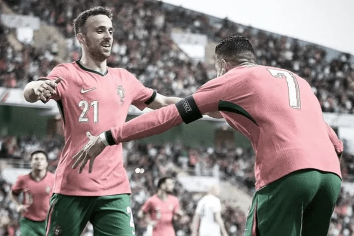 Ronaldo bị mắng vì đưa vợ đi nghỉ mát, không dự tang lễ Jota, chị gái lên tiếng - Hình 7