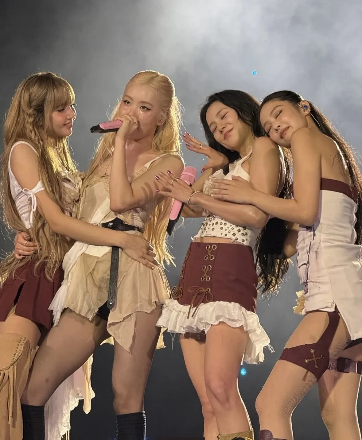 Phương Mỹ Chi thách thức BlackPink neo giữ Top trending, fan Việt cày đến cùng - Hình 1
