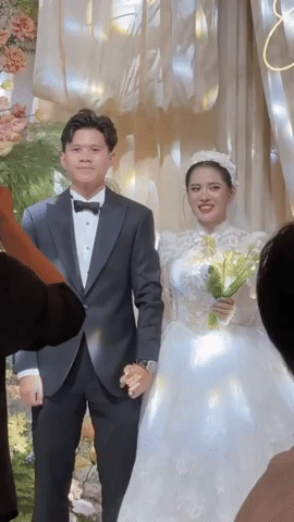Văn Thanh tình tứ bên bạn gái trâm anh thế phiệt, gây chú ý ở lễ cưới tuyển thủ Việt Nam và mẹ đơn thân - Hình 4