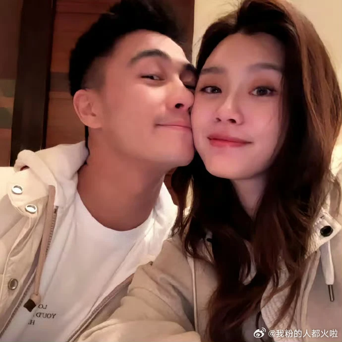 Chồng thiếu gia của siêu mẫu nghi có con rơi, mập mờ với em ruột, tạo vỏ bọc tốt - Hình 2