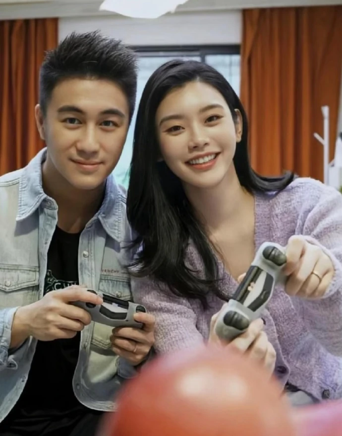 Chồng thiếu gia của siêu mẫu nghi có con rơi, mập mờ với em ruột, tạo vỏ bọc tốt - Hình 1