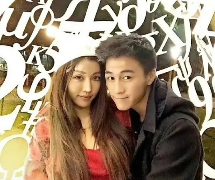 Chồng thiếu gia của siêu mẫu nghi có con rơi, mập mờ với em ruột, tạo vỏ bọc tốt - Hình 3