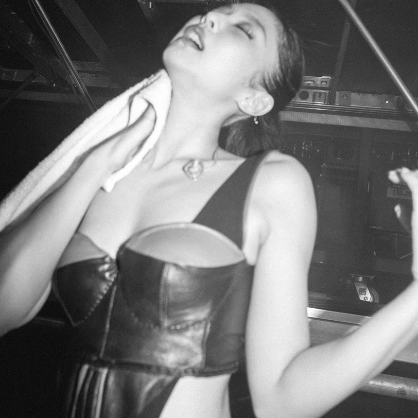 Jennie đăng ảnh nhạy cảm, vội xóa nhằm xoa dịu dư luận, vượt mặt Lady Gaga? - Hình 4
