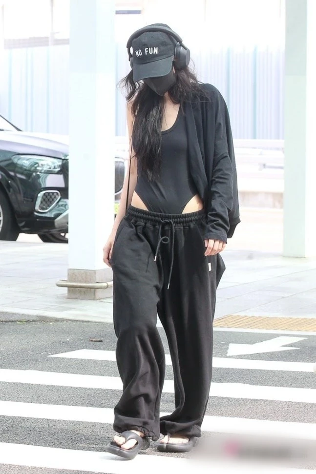 Jennie đăng ảnh nhạy cảm, vội xóa nhằm xoa dịu dư luận, vượt mặt Lady Gaga? - Hình 3