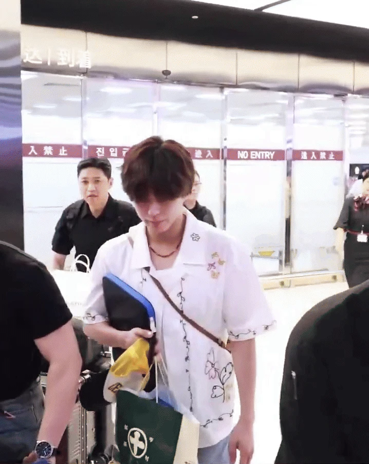 Park Bo Gum sao ngày càng hường phấn thế này? - Hình 2