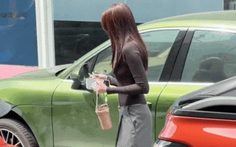 Vợ Anh Đức suýt bị xe đụng, biểu cảm liếc xéo sau đó thổi bùng tranh cãi! - Hình 1