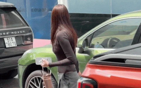 Vợ Anh Đức suýt bị xe đụng, biểu cảm liếc xéo sau đó thổi bùng tranh cãi! - Hình 2