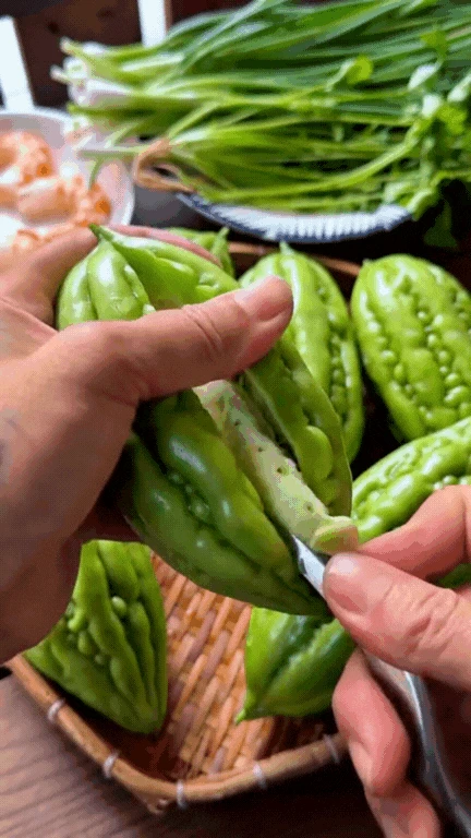 Món khổ qua nhồi thịt làm thêm bước này vừa sang xịn hơn mà ăn ngon bất ngờ, đến nhà hàng cũng phải chào thua - Hình 4