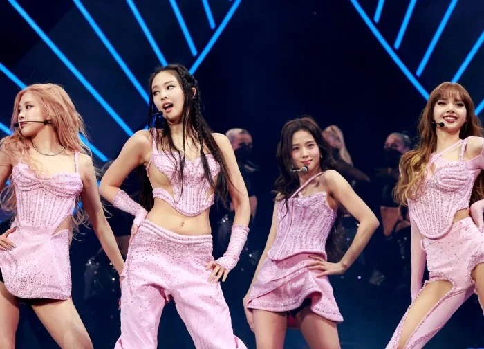 BLACKPINK bị réo vào vụ sản phẩm người lớn, phân biệt chủng tộc, fan nổi điên - Hình 1