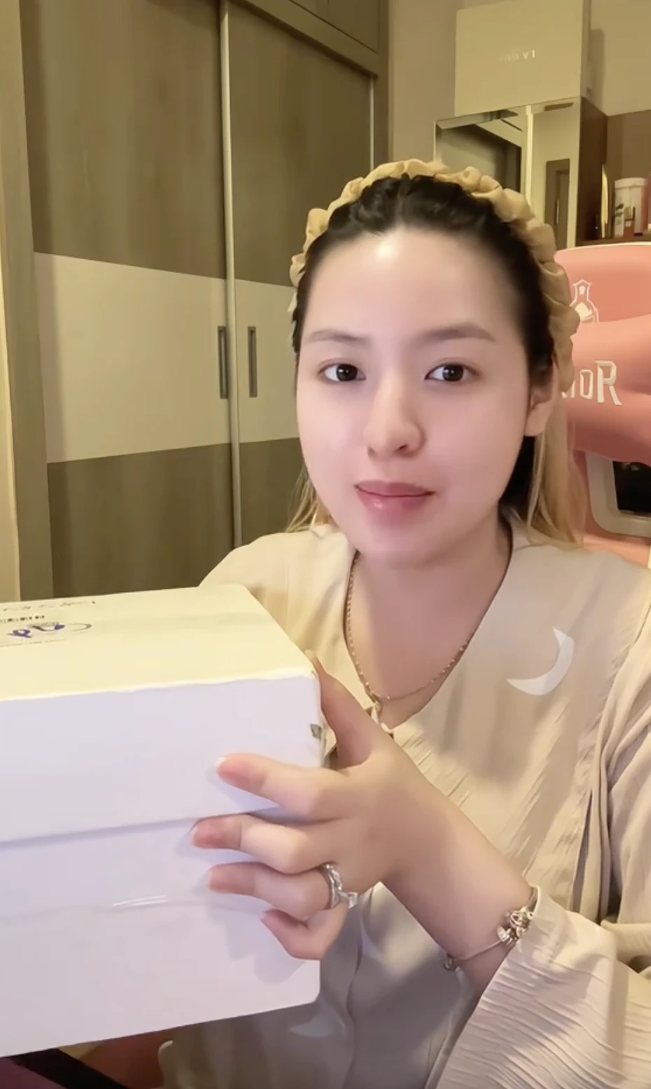 Hot girl Trần Thanh Tâm lại làm lố, khóc lóc vì chiếc váy, hút 7 triệu view - Hình 1