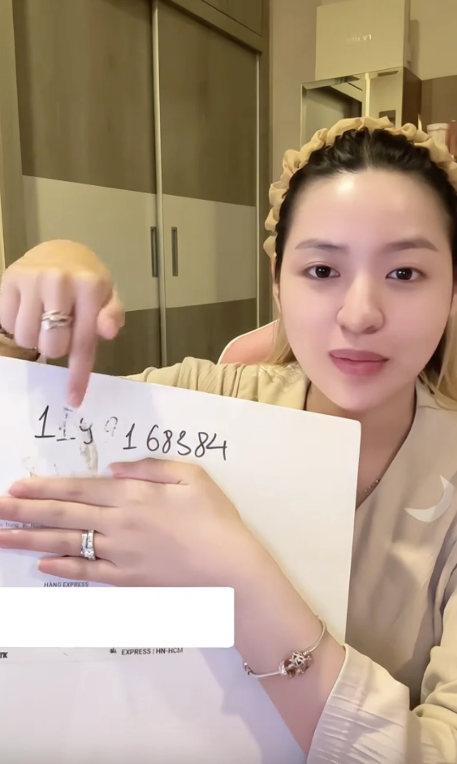 Hot girl Trần Thanh Tâm lại làm lố, khóc lóc vì chiếc váy, hút 7 triệu view - Hình 2
