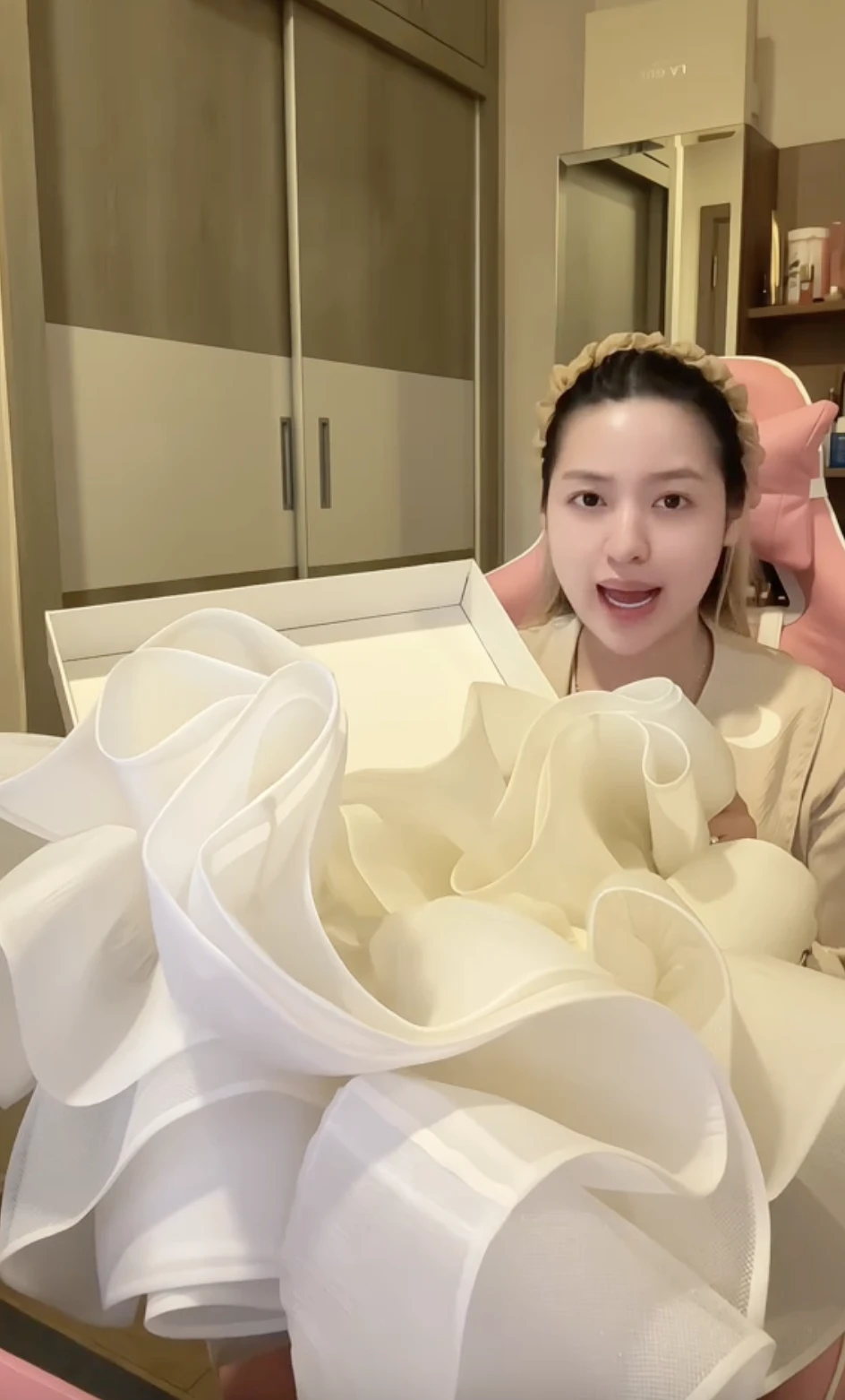 Hot girl Trần Thanh Tâm lại làm lố, khóc lóc vì chiếc váy, hút 7 triệu view - Hình 3