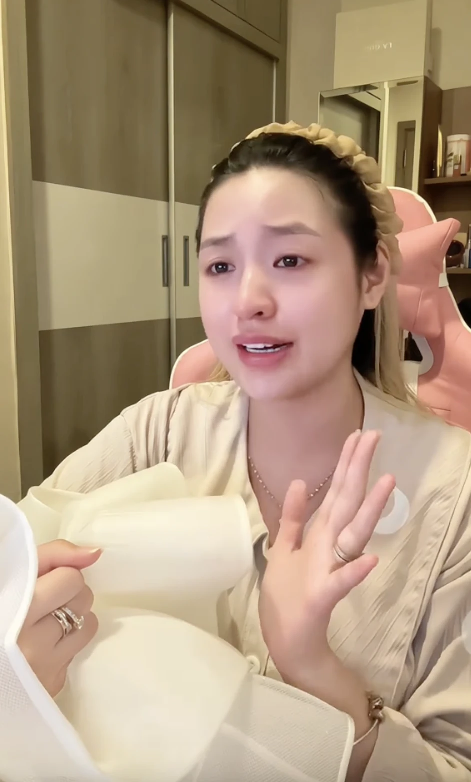 Hot girl Trần Thanh Tâm lại làm lố, khóc lóc vì chiếc váy, hút 7 triệu view - Hình 4