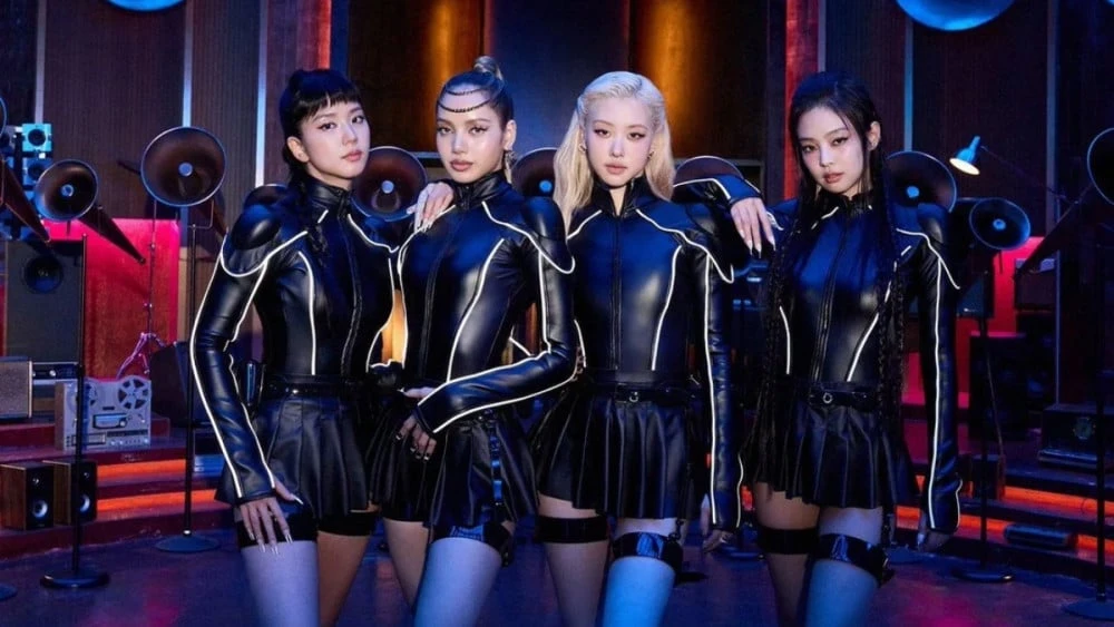 Jennie (Blackpink) bất ngờ lộ mặt mộc tại Pháp, fan sốc với nhan sắc thật - Hình 9