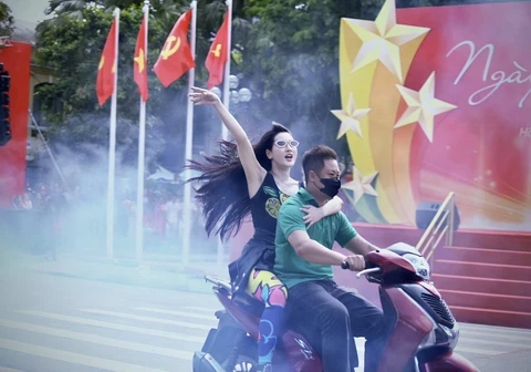 Nữ girl phố náo loạn Hồ Gươm, lộ danh tính thật CĐM sốc, visual xịn miễn chê - Hình 1