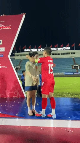 Quang Hải cực tình cảm với Chu Thanh Huyền trên sân cỏ, vợ kèn cựa Ánh Viên - Hình 2