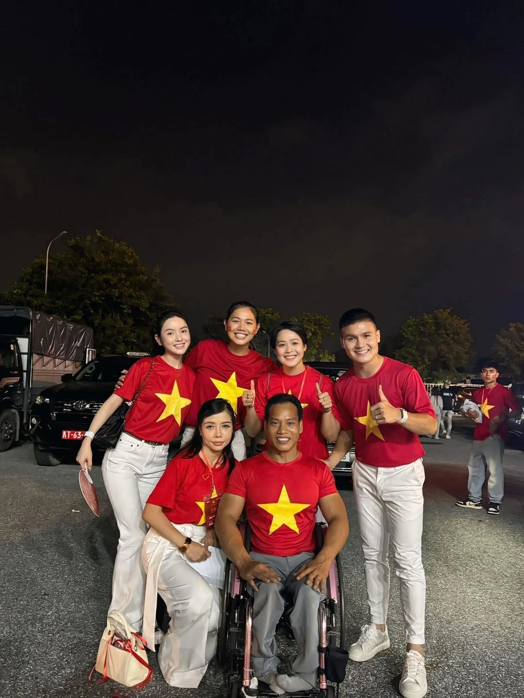 Quang Hải cực tình cảm với Chu Thanh Huyền trên sân cỏ, vợ kèn cựa Ánh Viên - Hình 7